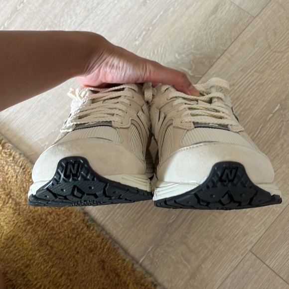 New Balance 2002R (Beige) - Picture 6 of 9